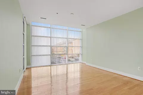 Living - 2772 Lighthouse Pt E #201, Baltimore, MD 21224 photo 11 of 13