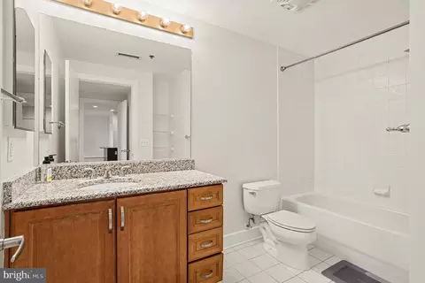 Bath - 2772 Lighthouse Pt E #201, Baltimore, MD 21224 photo 3 of 4