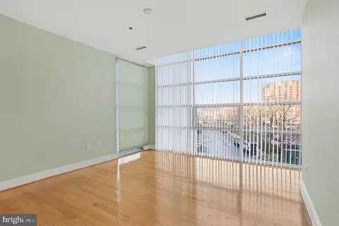 Living - 2772 Lighthouse Pt E #201, Baltimore, MD 21224 photo 10 of 13