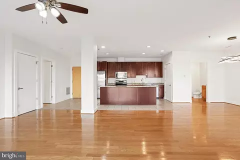 Living - 2772 Lighthouse Pt E #201, Baltimore, MD 21224 photo 4 of 13