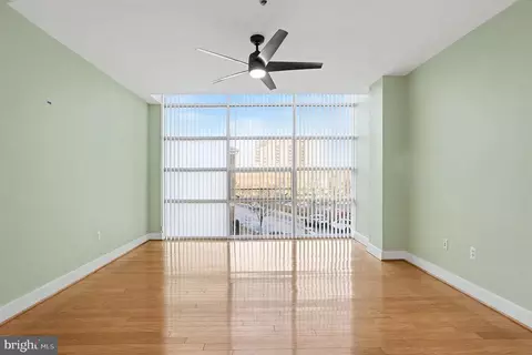 Living - 2772 Lighthouse Pt E #201, Baltimore, MD 21224 photo 9 of 13
