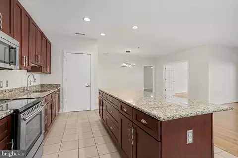 Kitchen - 2772 Lighthouse Pt E #201, Baltimore, MD 21224 photo 2 of 4