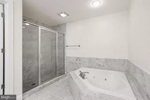 Bath - 2772 Lighthouse Pt E #201, Baltimore, MD 21224 photo 2 of 4