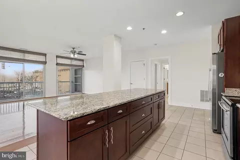 Kitchen - 2772 Lighthouse Pt E #201, Baltimore, MD 21224 photo 3 of 4