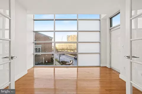 Living - 2772 Lighthouse Pt E #201, Baltimore, MD 21224 photo 12 of 13