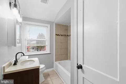 Entry Way - 4004 Brookhill Rd, Baltimore, MD 21215 photo 5 of 6