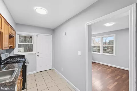 Entry Way - 4004 Brookhill Rd, Baltimore, MD 21215 photo 3 of 6