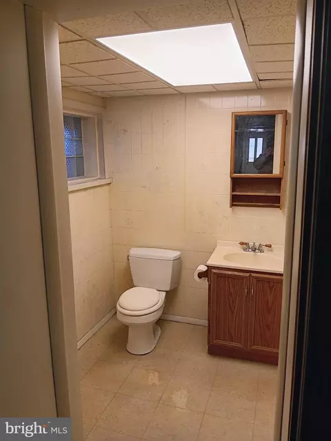 Bath - 4905 Briarclift Rd, Baltimore, MD 21229 photo 2 of 4