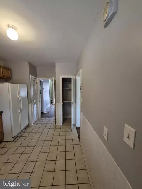 Entry Way - 4905 Briarclift Rd, Baltimore, MD 21229 photo 2 of 3