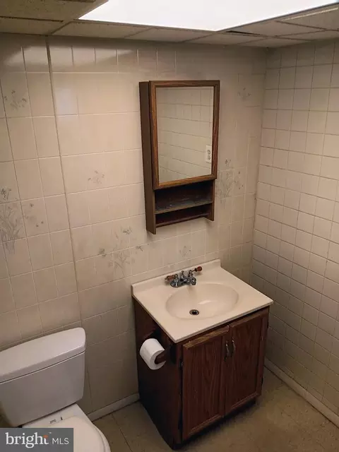 Bath - 4905 Briarclift Rd, Baltimore, MD 21229 photo 3 of 4