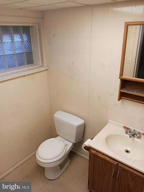 Bath - 4905 Briarclift Rd, Baltimore, MD 21229 photo 4 of 4