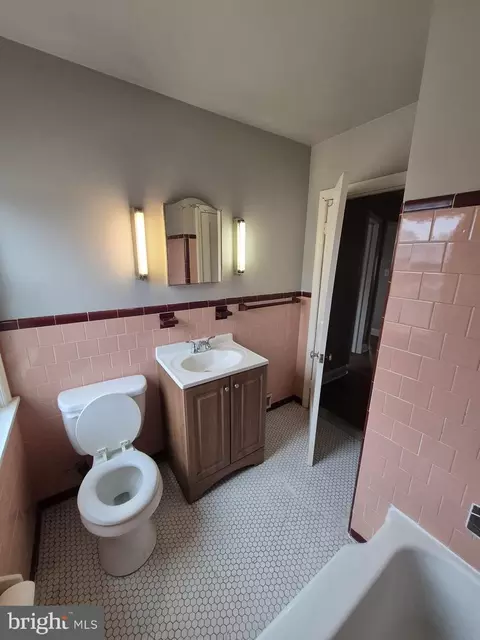 Bath - 4905 Briarclift Rd, Baltimore, MD 21229 photo 1 of 4
