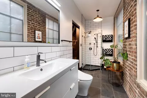 Bath - 862 Tyson St, Baltimore, MD 21201 photo 2 of 8