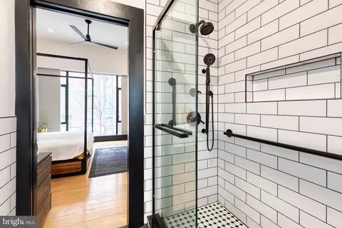 Bath - 862 Tyson St, Baltimore, MD 21201 photo 7 of 8