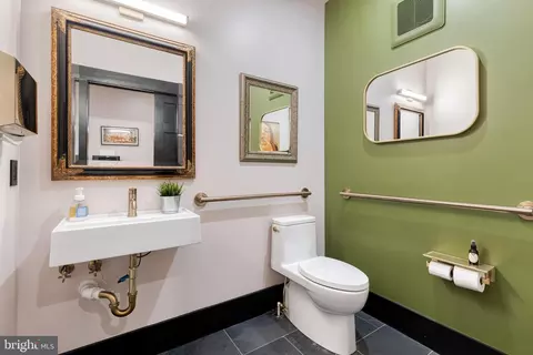 Bath - 862 Tyson St, Baltimore, MD 21201 photo 1 of 8