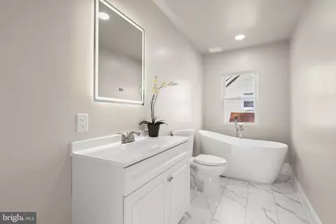 Bath - 5403 Hamlet Ave, Baltimore, MD 21214 photo 2 of 5