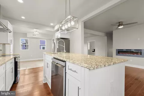 Entry Way - 5403 Hamlet Ave, Baltimore, MD 21214 photo 1 of 12