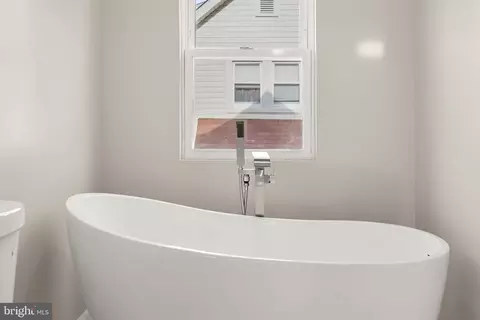 Bath - 5403 Hamlet Ave, Baltimore, MD 21214 photo 3 of 5