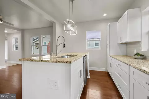 Entry Way - 5403 Hamlet Ave, Baltimore, MD 21214 photo 2 of 12