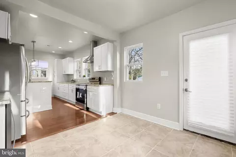 Entry Way - 5403 Hamlet Ave, Baltimore, MD 21214 photo 5 of 12
