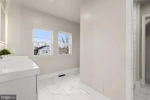 Entry Way - 5403 Hamlet Ave, Baltimore, MD 21214 photo 11 of 12