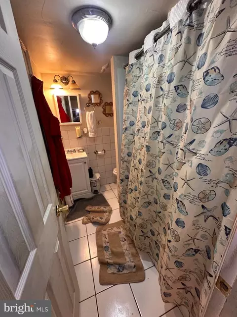 Bath - 918 Cooks Ln, Baltimore, MD 21229 photo 2 of 3