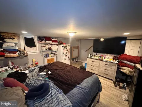 Bedroom - 918 Cooks Ln, Baltimore, MD 21229 photo 3 of 4