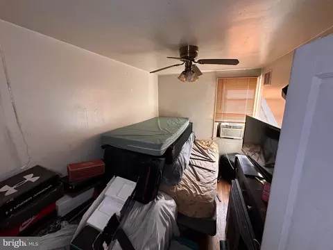 Bedroom - 918 Cooks Ln, Baltimore, MD 21229 photo 1 of 4