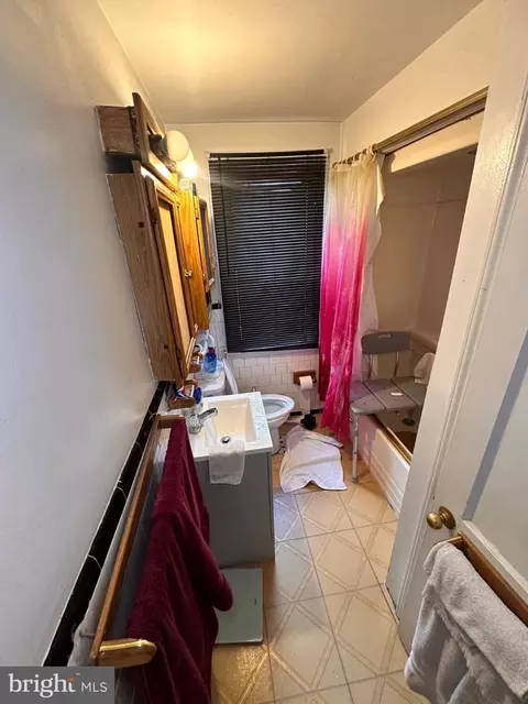 Bath - 918 Cooks Ln, Baltimore, MD 21229 photo 1 of 3