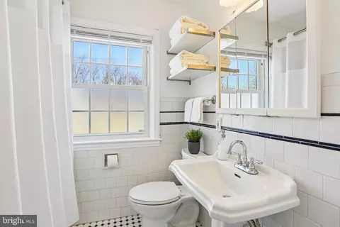 Bath - 313 E Lake Ave, Baltimore, MD 21212 photo 1 of 1