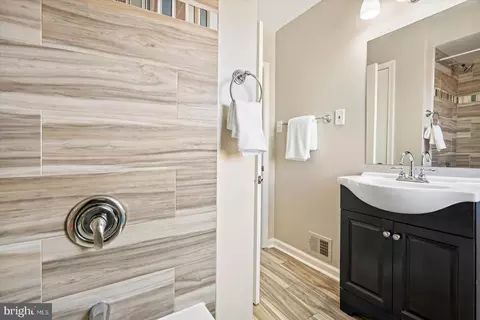 Bath - 1283 Cedarcroft Rd, Baltimore, MD 21239 photo 3 of 5