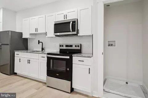 Entry Way - 2330 Bryant Ave, Baltimore, MD 21217 photo 6 of 7