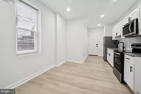 Entry Way - 2330 Bryant Ave, Baltimore, MD 21217 photo 5 of 7