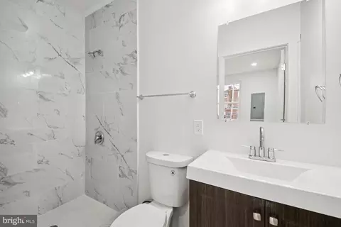 Bath - 2330 Bryant Ave, Baltimore, MD 21217 photo 3 of 3
