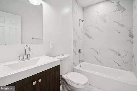 Bath - 2330 Bryant Ave, Baltimore, MD 21217 photo 2 of 3