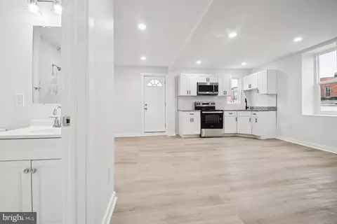Entry Way - 2330 Bryant Ave, Baltimore, MD 21217 photo 3 of 7
