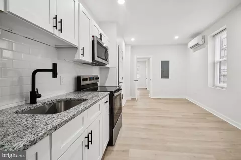 Entry Way - 2330 Bryant Ave, Baltimore, MD 21217 photo 4 of 7