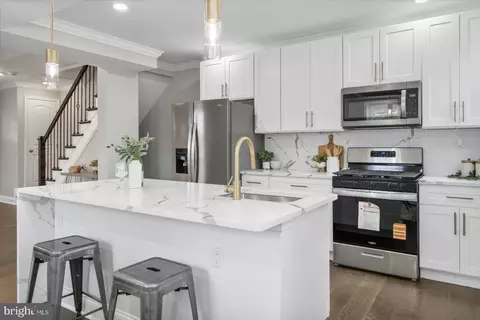 Entry Way - 2901 Edison Hwy, Baltimore, MD 21213 photo 6 of 12