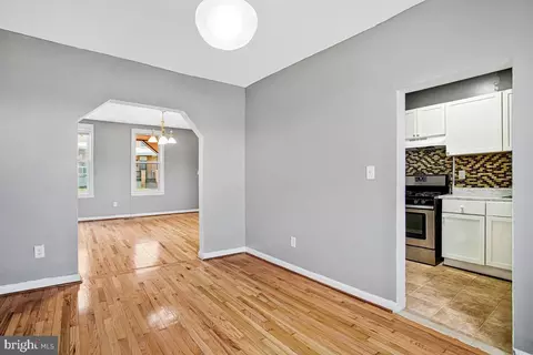 Entry Way - 5204 Ivanhoe Ave, Baltimore, MD 21212 photo 3 of 6