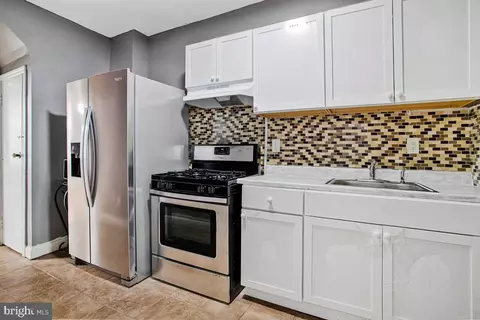 Entry Way - 5204 Ivanhoe Ave, Baltimore, MD 21212 photo 4 of 6