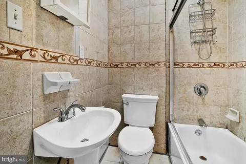 Bath - 5204 Ivanhoe Ave, Baltimore, MD 21212 photo 1 of 2