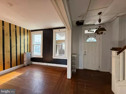 Living - 3710 Harlem Ave, Baltimore, MD 21229 photo 3 of 4