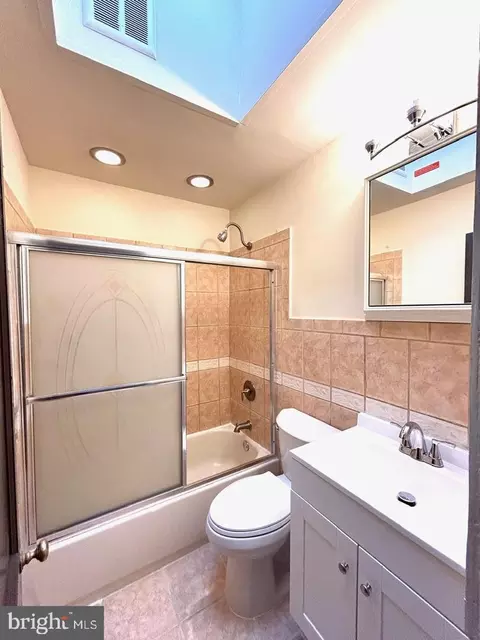 Bath - 3925 Colborne Rd, Baltimore, MD 21229 photo 1 of 1