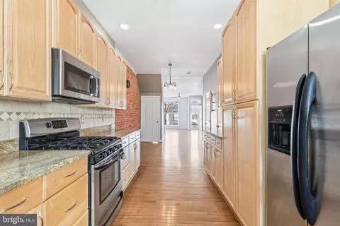 Entry Way - 3259 E Baltimore St, Baltimore, MD 21224 photo 6 of 15