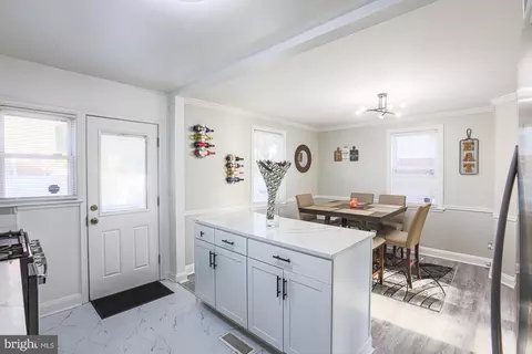 Entry Way - 3802 Echodale Ave, Baltimore, MD 21206 photo 11 of 14