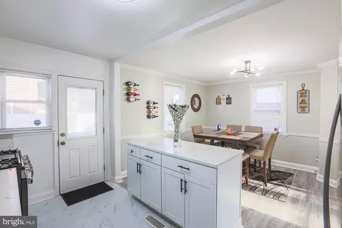 Entry Way - 3802 Echodale Ave, Baltimore, MD 21206 photo 10 of 14