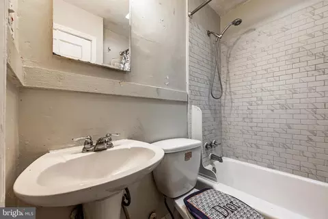 Bath - 3626 Lyndale Ave, Baltimore, MD 21213 photo 1 of 2