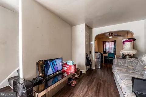 Entry Way - 3626 Lyndale Ave, Baltimore, MD 21213 photo 2 of 5