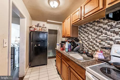 Entry Way - 3626 Lyndale Ave, Baltimore, MD 21213 photo 4 of 5