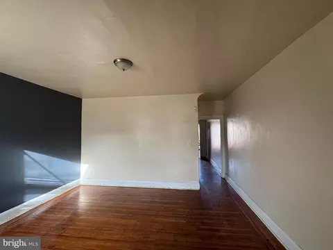 Living - 3323 Kenyon Ave, Baltimore, MD 21213 photo 3 of 5